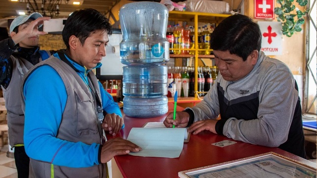 Fiscalización rigurosa en pollerías del centro de Puno para garantizar cumplimiento normativo