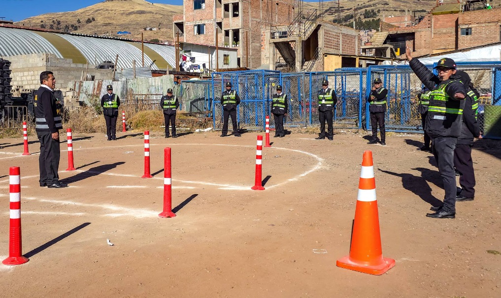 Personal de inspectores de la Gerencia de Transporte recibe instrucciones sobre en reglamentos y normas de tránsito y el transporte