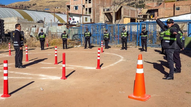 Personal de inspectores de la Gerencia de Transporte recibe instrucciones sobre en reglamentos y normas de tránsito y el transporte