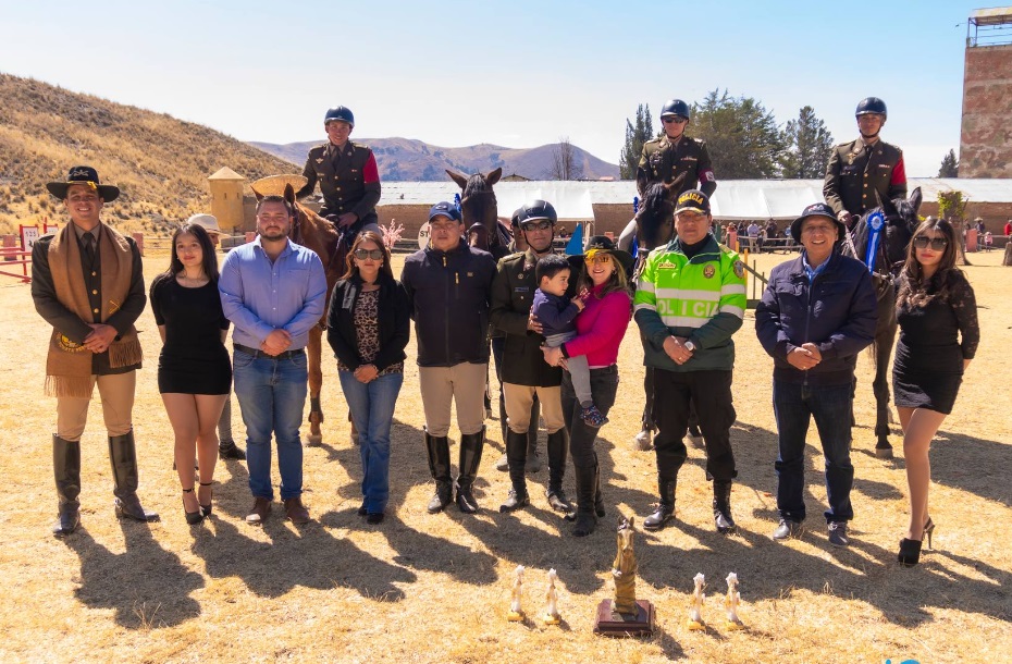 Concejo municipal participa de actividad ecuestre con motivos del bicentenario del Perú