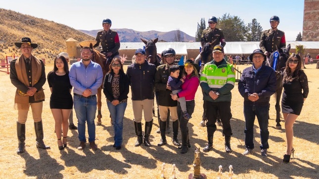 Concejo municipal participa de actividad ecuestre con motivos del bicentenario del Perú
