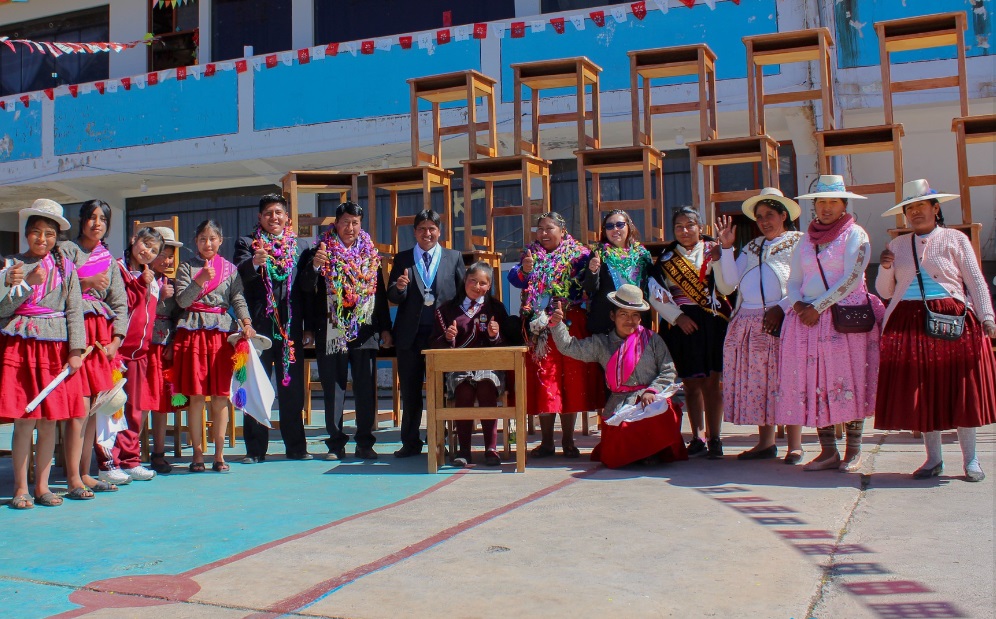 Estudiantes del Centro educativo “Amanecer qolla” reciben con alegria nuevo mobiliario