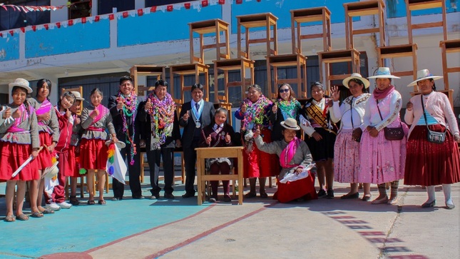 Estudiantes del Centro educativo “Amanecer qolla” reciben con alegria nuevo mobiliario 