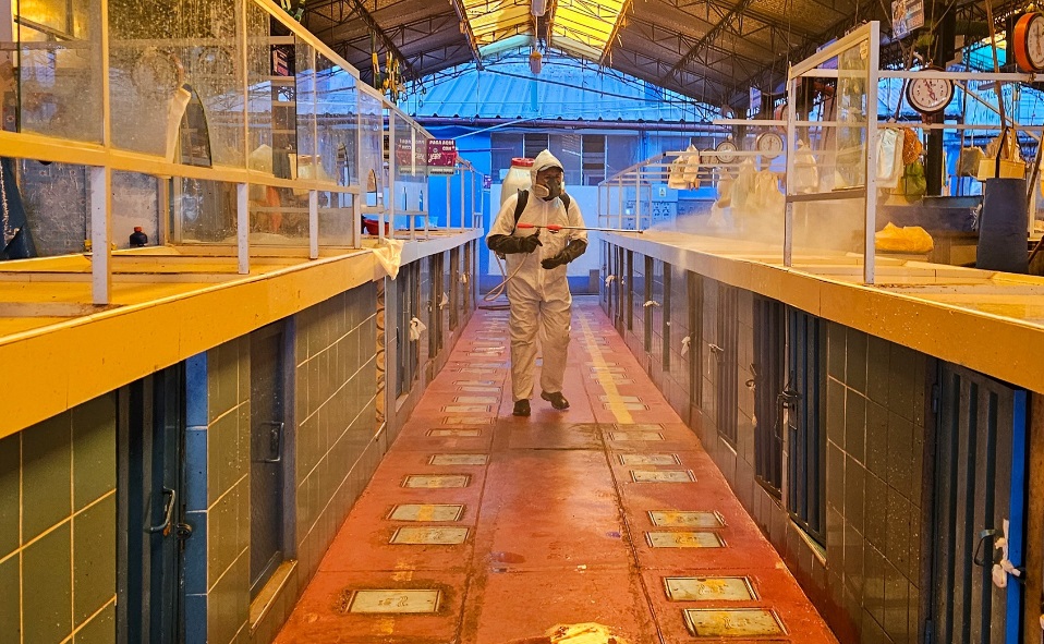 Reafirmando el compromiso con la salud se desarrolló jornada de fumigación en el Mercado Unión y Dignidad