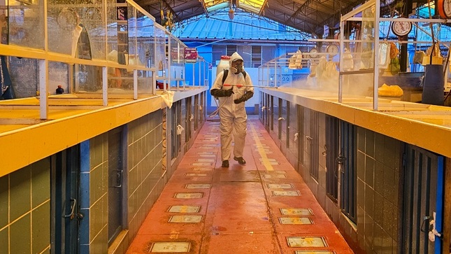 Reafirmando el compromiso con la salud se desarrolló jornada de fumigación en el Mercado Unión y Dignidad