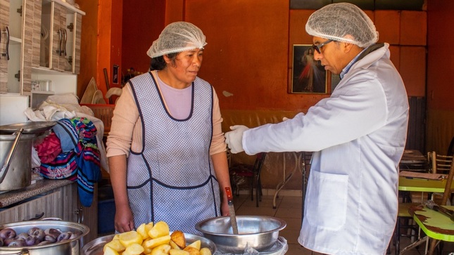 Aseguran inocuidad alimentaria en quioscos escolares y chicharronerías del norte de la ciudad de Puno