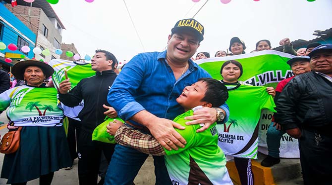 Alcalde Fernando Velasco recibiendo el cariño de los vecinos 