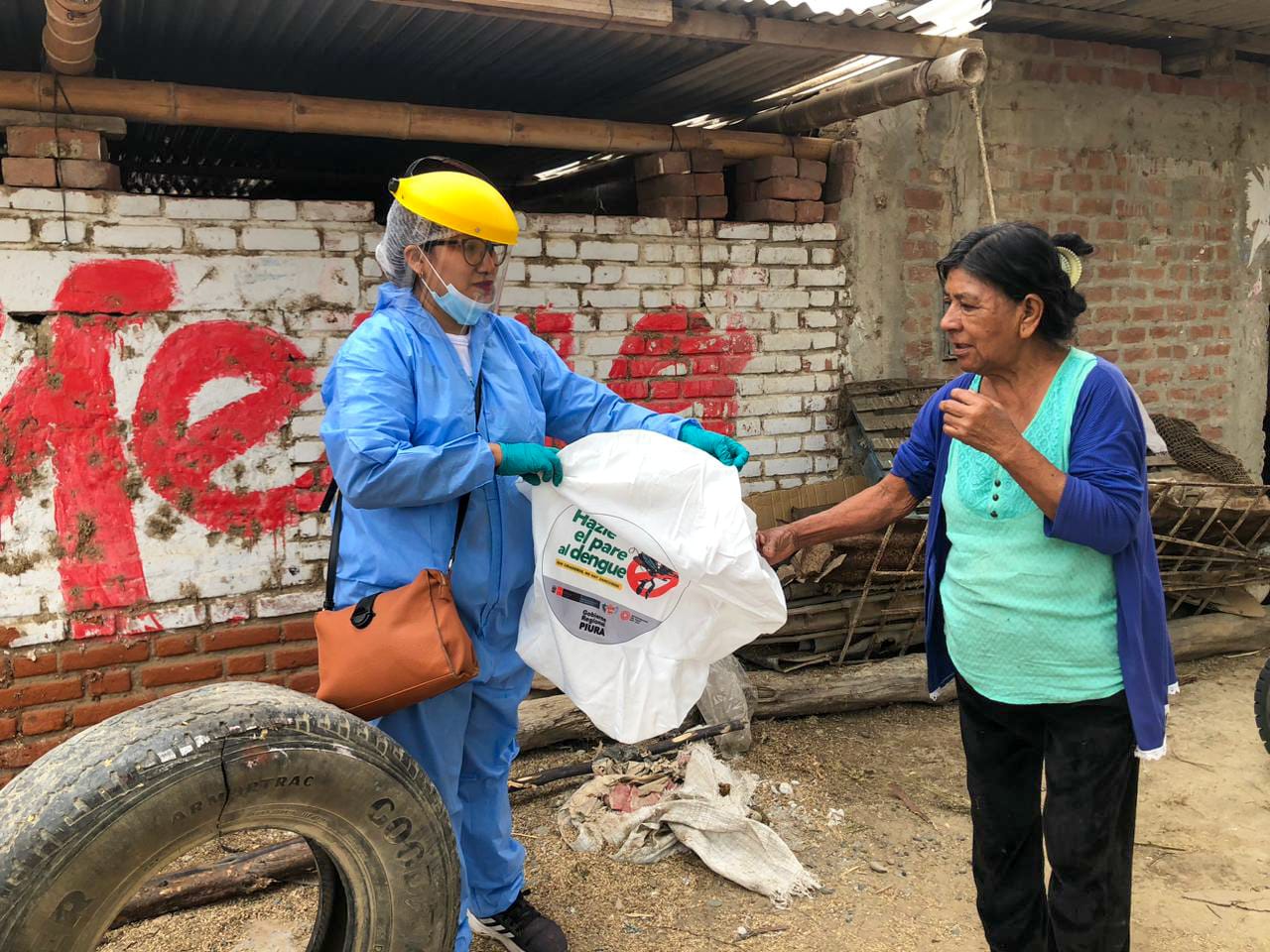 El personal de salud visitó casa por casa del A.H. El Indio para recolectar objetos en desuso que podrían convertirse en criaderos de zancudos.