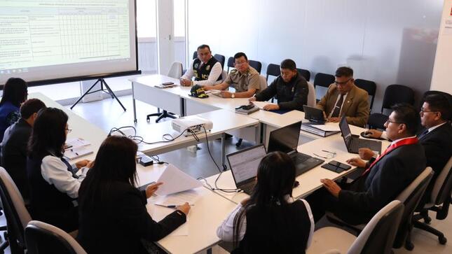 El Alcalde Provincial de Mariscal Nieto participó en la reunión ordinaria convocada por la Comisión Regional de Anticorrupción (CRA), en la que también estuvieron presentes representantes de las principales instituciones públicas de nuestra región. Entre ellas, la Corte Superior de Justicia, el Ministerio Público, la Procuraduría Pública Anticorrupción Descentralizado, la Defensoría del Pueblo, el Consejo Regional de Moquegua y el Gobierno Regional de Moquegua. Este comité tiene como objetivo principal coordinar esfuerzos para combatir la corrupción en la región de manera efectiva y concertada.