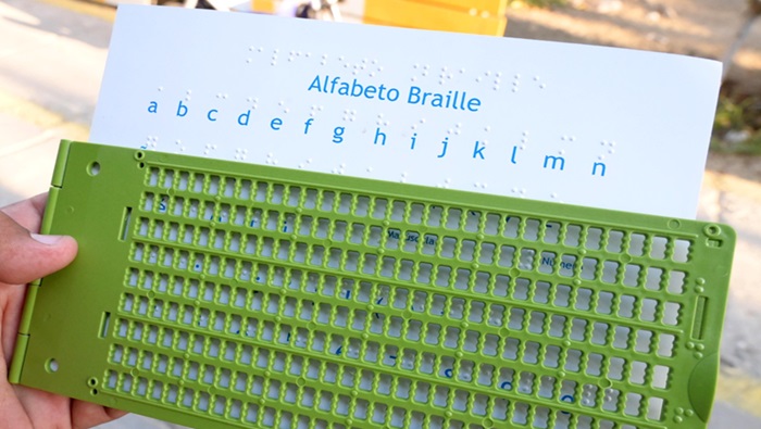 Aprenden braille
