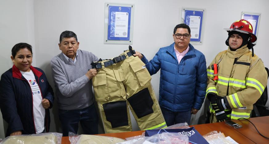 El Alcalde Provincial de Mariscal Nieto, John Larry Coayla, asistió a la recepción de 40 equipos de protección personal (EPP) para bomberos de estructura, que incluyen chaqueta, capote, pantalón, guantes, capucha monja, casco de bombero clásico americano, linterna de pecho angular y botas.