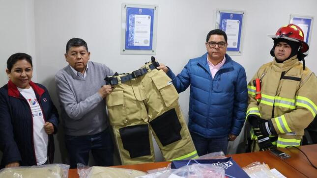 El Alcalde Provincial de Mariscal Nieto, John Larry Coayla, asistió a la recepción de 40 equipos de protección personal (EPP) para bomberos de estructura, que incluyen chaqueta, capote, pantalón, guantes, capucha monja, casco de bombero clásico americano, linterna de pecho angular y botas.