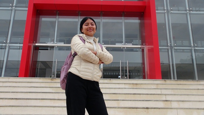 Becaria en su universidad