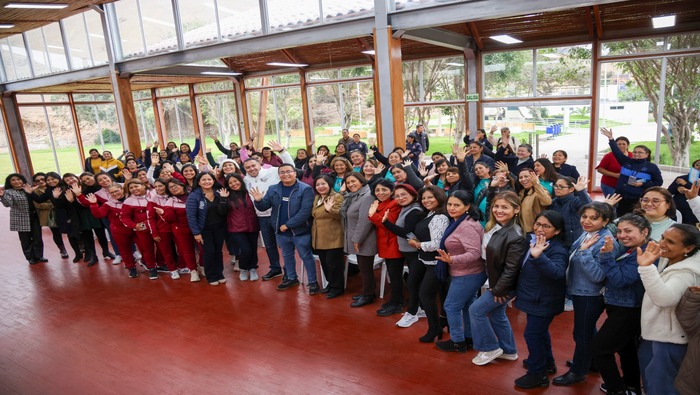 En vísperas del “Día del Maestro”, nuestro alcalde 𝐉𝐡𝐨𝐯𝐢𝐧𝐬𝐨𝐧 𝐕𝐚𝐬𝐪𝐮𝐞𝐳 organizó un agasajo especial para los docentes de diversas instituciones educativas del distrito. Fue una tarde llena de alegría, sonrisas y sorpresas con un emocionante bingo show y un gran compartir.