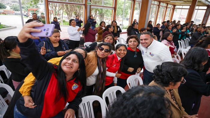 En vísperas del “Día del Maestro”, nuestro alcalde 𝐉𝐡𝐨𝐯𝐢𝐧𝐬𝐨𝐧 𝐕𝐚𝐬𝐪𝐮𝐞𝐳 organizó un agasajo especial para los docentes de diversas instituciones educativas del distrito. Fue una tarde llena de alegría, sonrisas y sorpresas con un emocionante bingo show y un gran compartir.