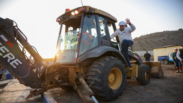 Con celebración y entusiasmo de la población, se colocó la primera piedra de los trabajos de remodelación del ‘parque recreativo del A.H. 18 de Octubre’ en Parque Porcino, que será un moderno espacio para la recreación familiar. Nuestro alcalde 𝐉𝐡𝐨𝐯𝐢𝐧𝐬𝐨𝐧 𝐕𝐚𝐬𝐪𝐮𝐞𝐳 junto a los dirigentes, continúa impulsando obras en todos los sectores del distrito para fomentar su desarrollo y progreso. Recuerda que tus tributos son obras. ¡Ventanilla crece con su gente!