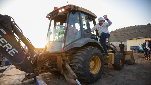  Con celebración y entusiasmo de la población, se colocó la primera piedra de los trabajos de remodelación del ‘parque recreativo del A.H. 18 de Octubre’ en Parque Porcino, que será un moderno espacio para la recreación familiar. Nuestro alcalde 𝐉𝐡𝐨𝐯𝐢𝐧𝐬𝐨𝐧 𝐕𝐚𝐬𝐪𝐮𝐞𝐳 junto a los dirigentes, continúa impulsando obras en todos los sectores del distrito para fomentar su desarrollo y progreso. Recuerda que tus tributos son obras. ¡Ventanilla crece con su gente!