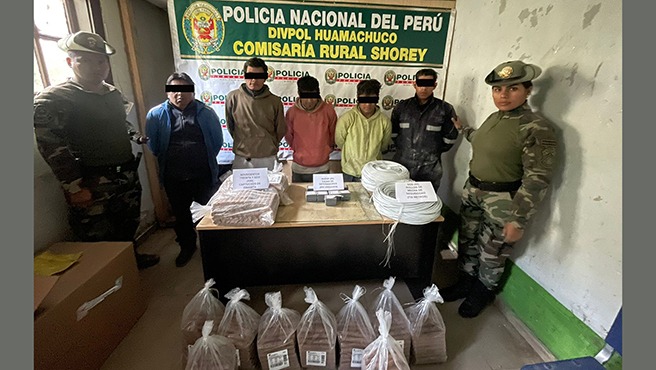 Las acciones policiales contra la minería ilegal se intensifican. En La Libertad, agentes de la Dirección de Medio Ambiente de la Policía Nacional del Perú (PNP) detuvieron a cinco personas e incautaron material explosivo destinados a la minería ilegal, en el sector Pampa La Julia, distrito Quiruvilca, provincia de Santiago de Chuco, departamento La Libertad.

El material inmovilizado, equipos y vehículos incautados por la PNP, que serían destinados a la explotación ilegal de minerales, asciende a S/272,965. Entre lo incautado se encuentran 156 cartuchos de dinamita; dos rollos de mecha de seguridad, con un metraje de 500 metros aproximadamente. Además, nueve cajas con detonador para mecha de seguridad de 100 piezas cada caja. 

Del mismo modo, el personal policial halló un grupo electrógeno, un generador eléctrico, un motor grande, una moto carguera, un tanque IBC de quinientos litros abastecido con agua, un ventilador minero, un tablero de control eléctrico, cinco baldes con aceite para motor y cuatro cilindros de plástico con combustible.

Todo este material fue hallado por los agentes en un campamento ilegal, donde se detuvo a cuatro personas identificadas como Gilmer Alvarado Briceño (19), Marcos Alvarado (22), Felipe Álvarez (23) y Juan Flores Gil (26), presuntos delincuentes dedicadas a esta actividad ilícita.

Cabe señalar que, mientras se desarrollan las diligencias policiales llegó al lugar una camioneta cuya inspección vehicular permitió descubrir, en la tolva, 60 galones de combustible. El chofer de la camioneta, identificado como Milton Salinas (45), indicó a los agentes que había llegado a dejar el combustible, sin embargo, no contaba con ningún tipo de autorización por parte de la autoridad administrativa competente para el transporte y comercialización del hidrocarburo.

En coordinación con el Ministerio Público se procedió a la detención de las cuatro personas del campamento, por el delito de minería ilegal agravada e incautación de material explosivo, mientras que al conductor del vehículo se le imputó el delito de tráfico ilícito de insumos químicos destinados a minería ilegal.