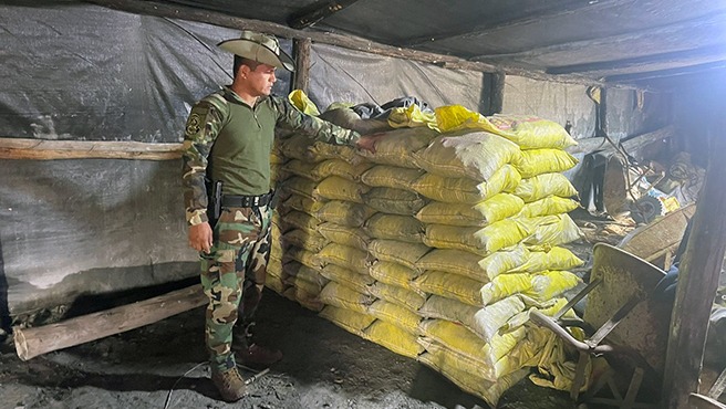 Las acciones policiales contra la minería ilegal se intensifican. En La Libertad, agentes de la Dirección de Medio Ambiente de la Policía Nacional del Perú (PNP) detuvieron a cinco personas e incautaron material explosivo destinados a la minería ilegal, en el sector Pampa La Julia, distrito Quiruvilca, provincia de Santiago de Chuco, departamento La Libertad.

El material inmovilizado, equipos y vehículos incautados por la PNP, que serían destinados a la explotación ilegal de minerales, asciende a S/272,965. Entre lo incautado se encuentran 156 cartuchos de dinamita; dos rollos de mecha de seguridad, con un metraje de 500 metros aproximadamente. Además, nueve cajas con detonador para mecha de seguridad de 100 piezas cada caja. 

Del mismo modo, el personal policial halló un grupo electrógeno, un generador eléctrico, un motor grande, una moto carguera, un tanque IBC de quinientos litros abastecido con agua, un ventilador minero, un tablero de control eléctrico, cinco baldes con aceite para motor y cuatro cilindros de plástico con combustible.

Todo este material fue hallado por los agentes en un campamento ilegal, donde se detuvo a cuatro personas identificadas como Gilmer Alvarado Briceño (19), Marcos Alvarado (22), Felipe Álvarez (23) y Juan Flores Gil (26), presuntos delincuentes dedicadas a esta actividad ilícita.

Cabe señalar que, mientras se desarrollan las diligencias policiales llegó al lugar una camioneta cuya inspección vehicular permitió descubrir, en la tolva, 60 galones de combustible. El chofer de la camioneta, identificado como Milton Salinas (45), indicó a los agentes que había llegado a dejar el combustible, sin embargo, no contaba con ningún tipo de autorización por parte de la autoridad administrativa competente para el transporte y comercialización del hidrocarburo.

En coordinación con el Ministerio Público se procedió a la detención de las cuatro personas del campamento, por el delito de minería ilegal agravada e incautación de material explosivo, mientras que al conductor del vehículo se le imputó el delito de tráfico ilícito de insumos químicos destinados a minería ilegal.
