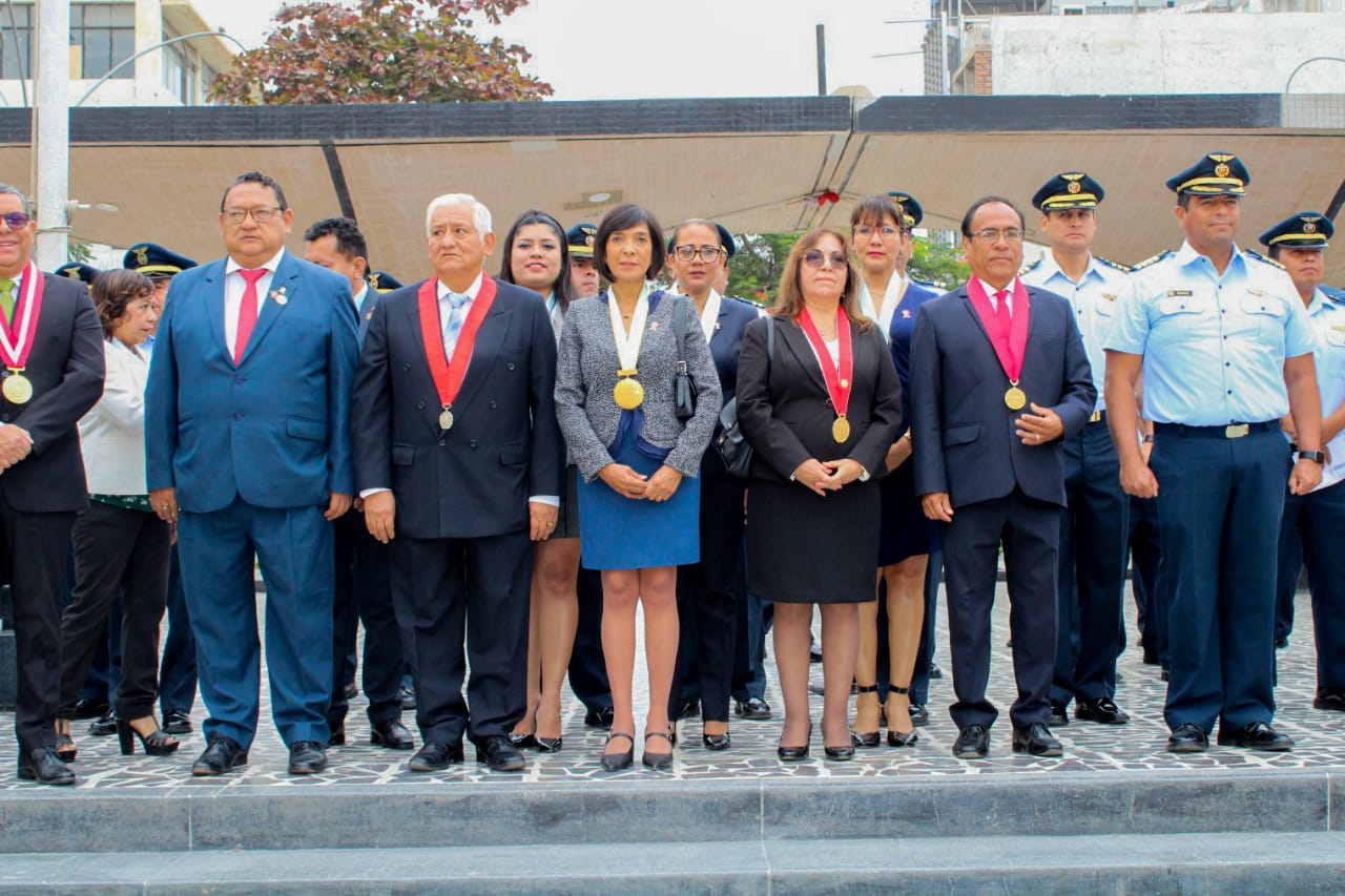 autoridades en el izamiento del pabellón nacional