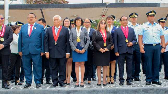 autoridades en el izamiento del pabellón nacional