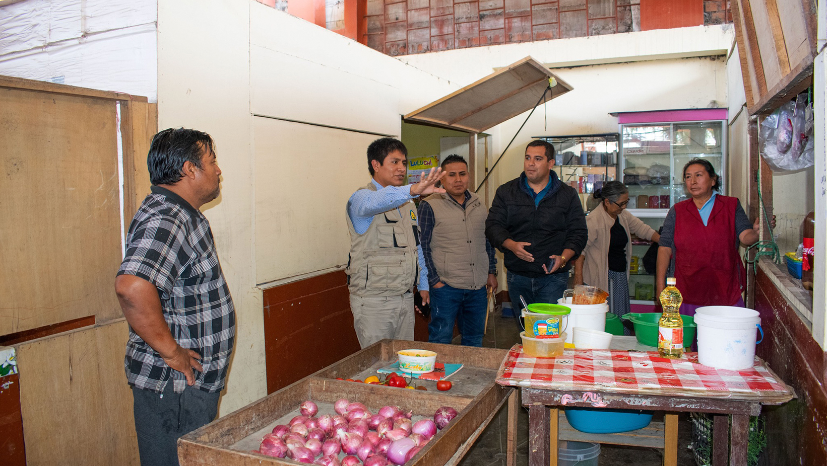 Comuna realiza jornada de limpieza en el Mercado de Nepeña