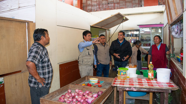 Comuna realiza jornada de limpieza en el Mercado de Nepeña