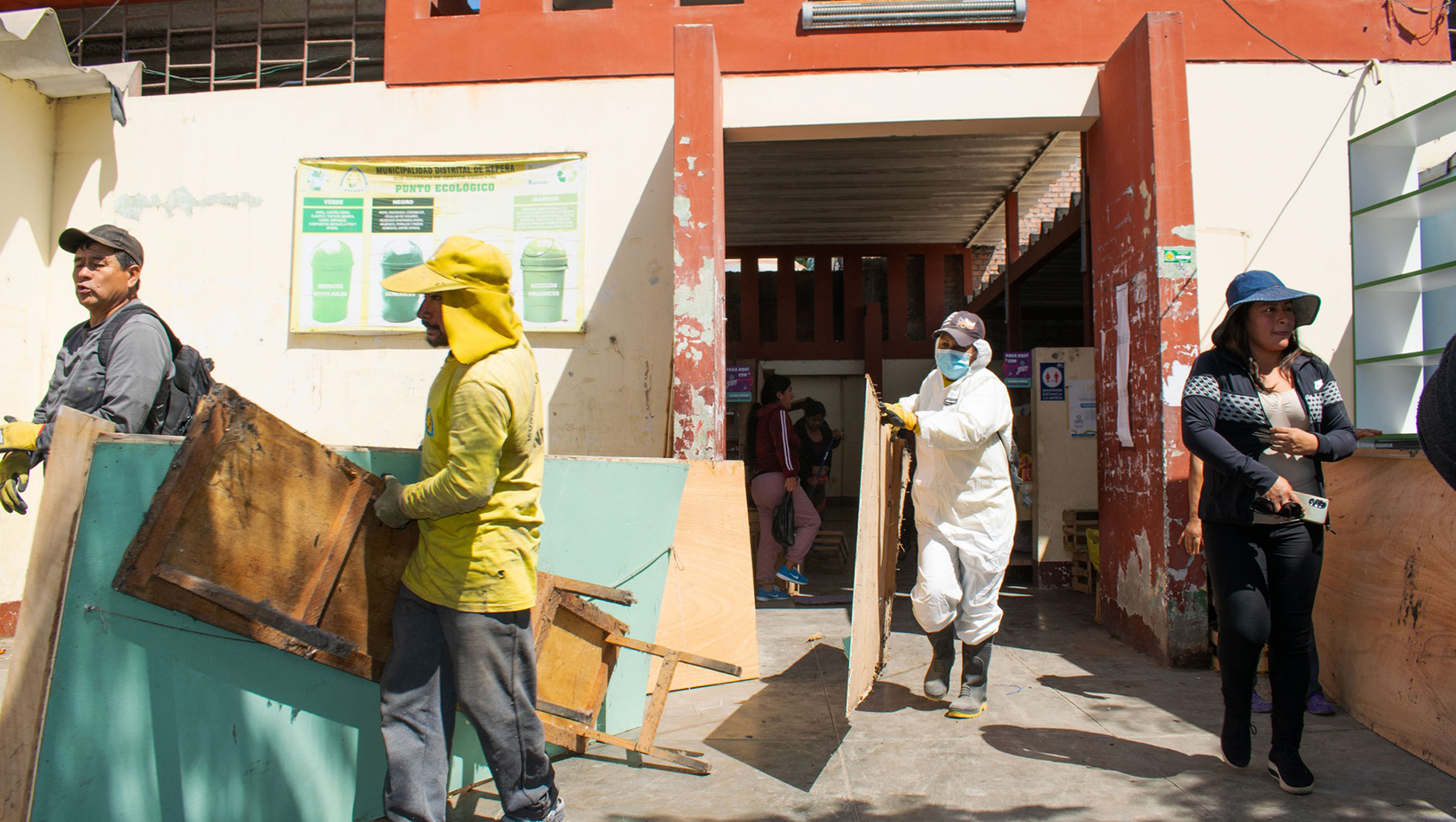 Comuna realiza jornada de limpieza en el Mercado de Nepeña