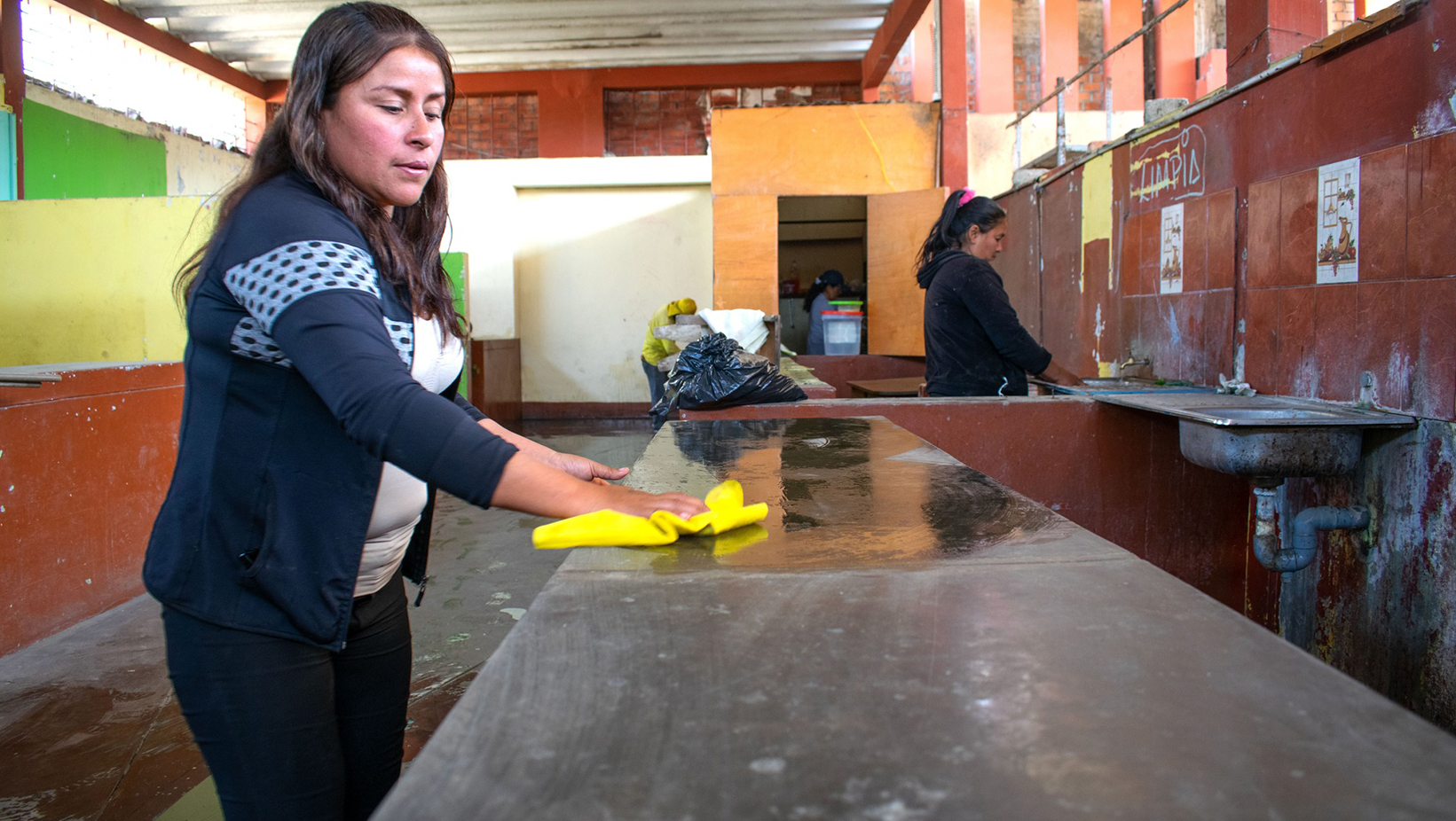 Comuna realiza jornada de limpieza en el Mercado de Nepeña