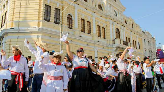 impresionante concentración llenaron zona del parque y palacio