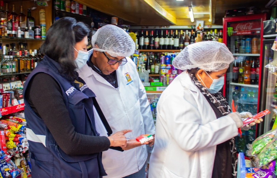 Operativo en establecimientos comerciales de Puno revela venta de productos vencidos