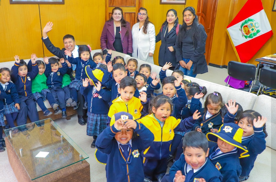 Primer regidor recibe visita de estudiantes de Institución Educativa Inicial Pasitos de Oro al palacio municipal
