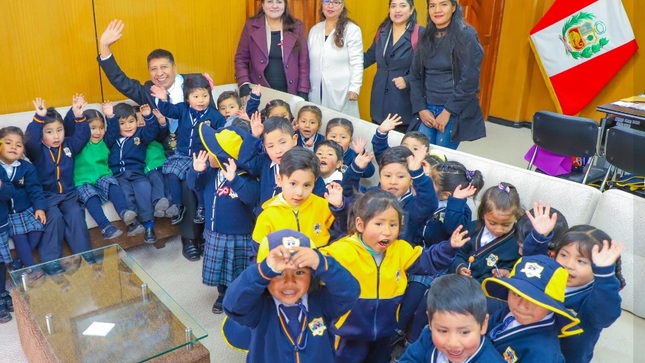 Primer regidor recibe visita de estudiantes de Institución Educativa Inicial Pasitos de Oro al palacio municipal