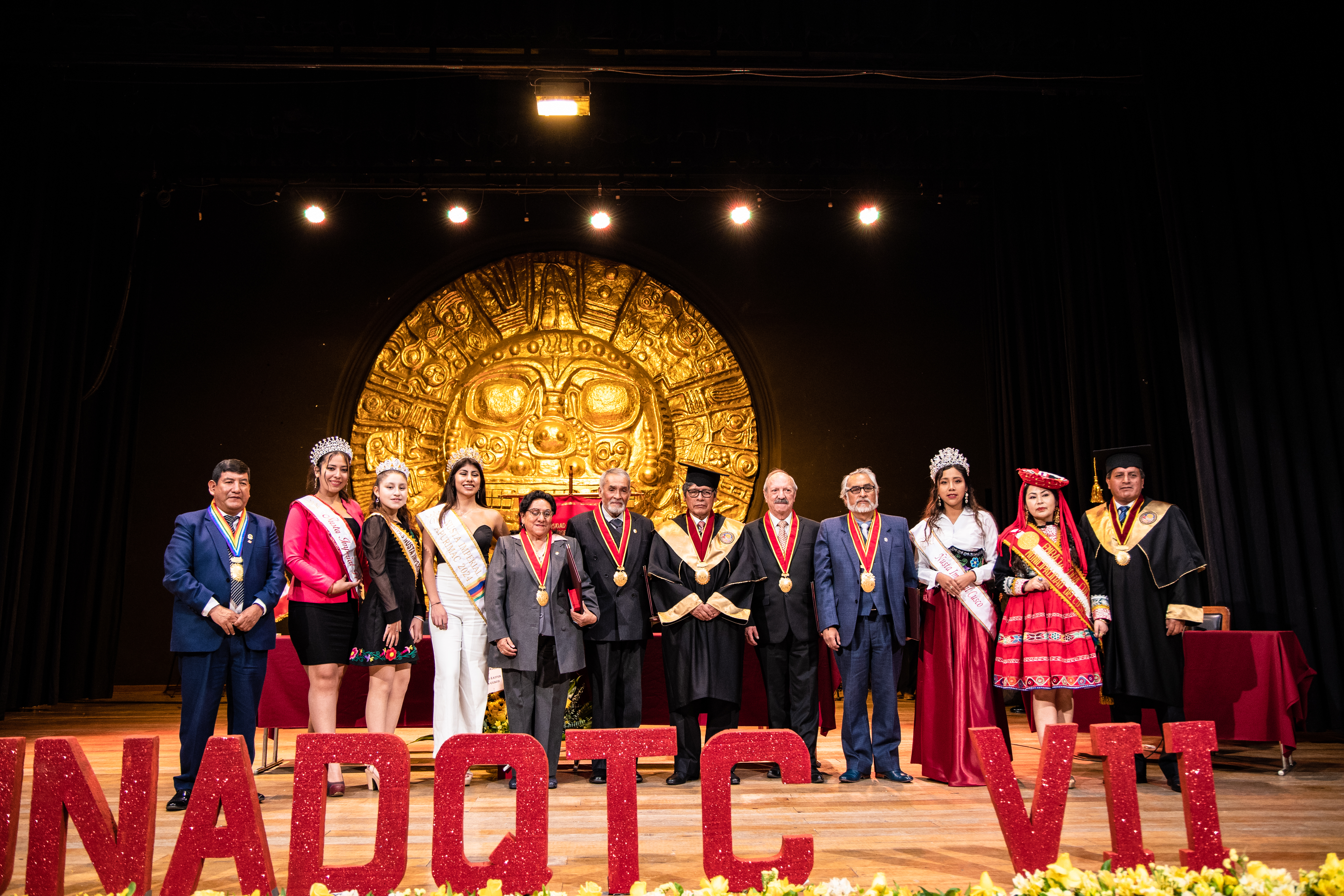 Autoridades de la universidad acompañados de personalidades condecoradas e invitados