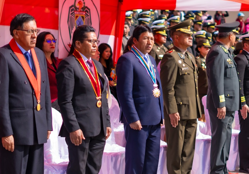 Concejo municipal participo del izamiento pleno dominical en la plaza Mayor de Puno
