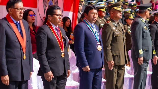 Concejo municipal participo del izamiento pleno dominical en la plaza Mayor de Puno