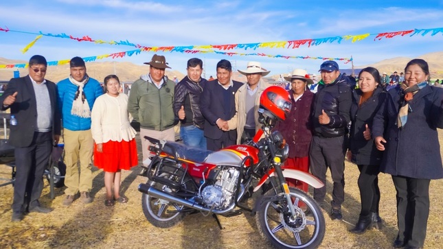 Municipalidad Provincial de Puno participa con entrega de incentivos en la XXIV Feria agropecuaria en el distrito de Mañazo