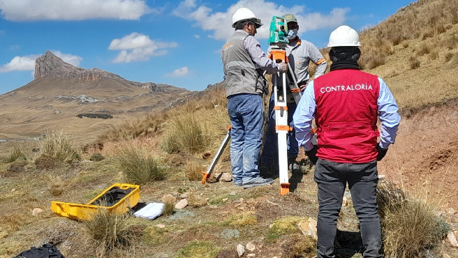 La Contraloría General detectó irregularidades en el proceso de contratación para la ejecución de la obra de creación de la Trocha Carrozable Macay – Chupana, en el distrito de Ticlacayán, provincia y región Pasco, debido a que el comité de selección otorgó la buena pro a un postor que presentó la oferta más alta y que no acreditó la experiencia requerida en la especialidad.