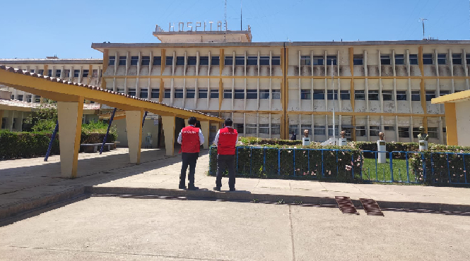La Contraloría General identificó un perjuicio económico de S/ 799 785 en la Red de Salud San Román - Hospital Carlos Monge Medrano debido al pago irregular de bonificaciones y entregas económicas al personal de salud y administrativo. Los fondos utilizados para estas entregas provenían de partidas presupuestales destinadas a otros fines, desviando recursos de partidas destinadas a personal nombrado, guardias hospitalarias y bonificaciones por antigüedad para financiar pagos irregulares.