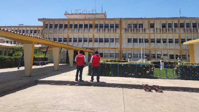 La Contraloría General identificó un perjuicio económico de S/ 799 785 en la Red de Salud San Román - Hospital Carlos Monge Medrano debido al pago irregular de bonificaciones y entregas económicas al personal de salud y administrativo. Los fondos utilizados para estas entregas provenían de partidas presupuestales destinadas a otros fines, desviando recursos de partidas destinadas a personal nombrado, guardias hospitalarias y bonificaciones por antigüedad para financiar pagos irregulares.