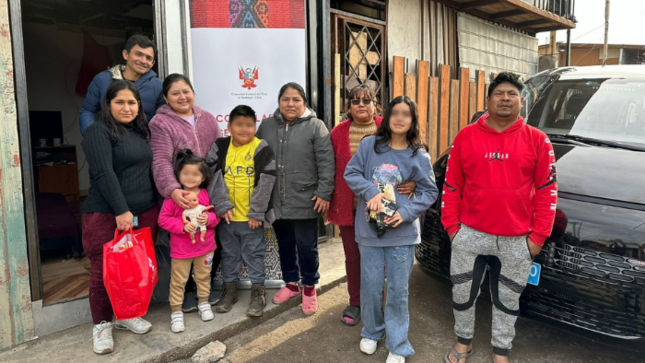 Consulado del Perú en Santiago lleva ayuda a 50 familias peruanas damnificadas en campamento “Nuevo Amanecer” en Cerrillos