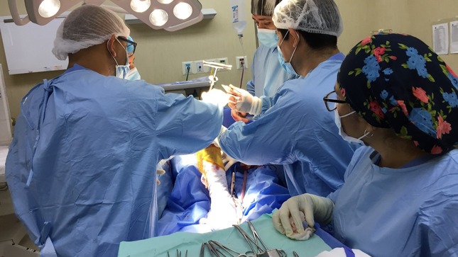 Hospital Las Mercedes de Paita realiza primer implante de prótesis de rodilla