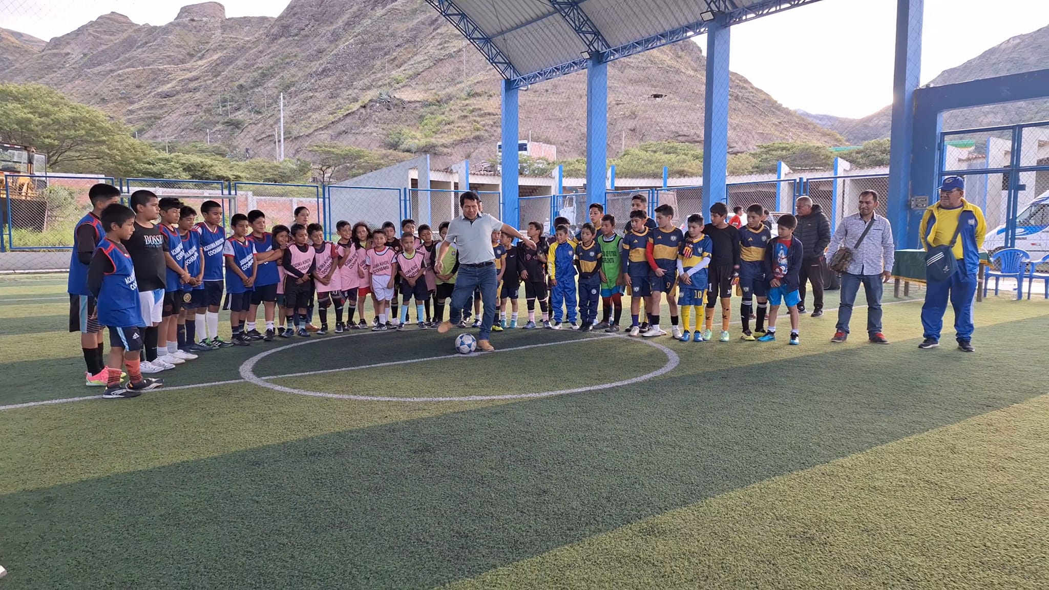 Archivo JPG del alcalde inaugurando la academia de futbol municipal.