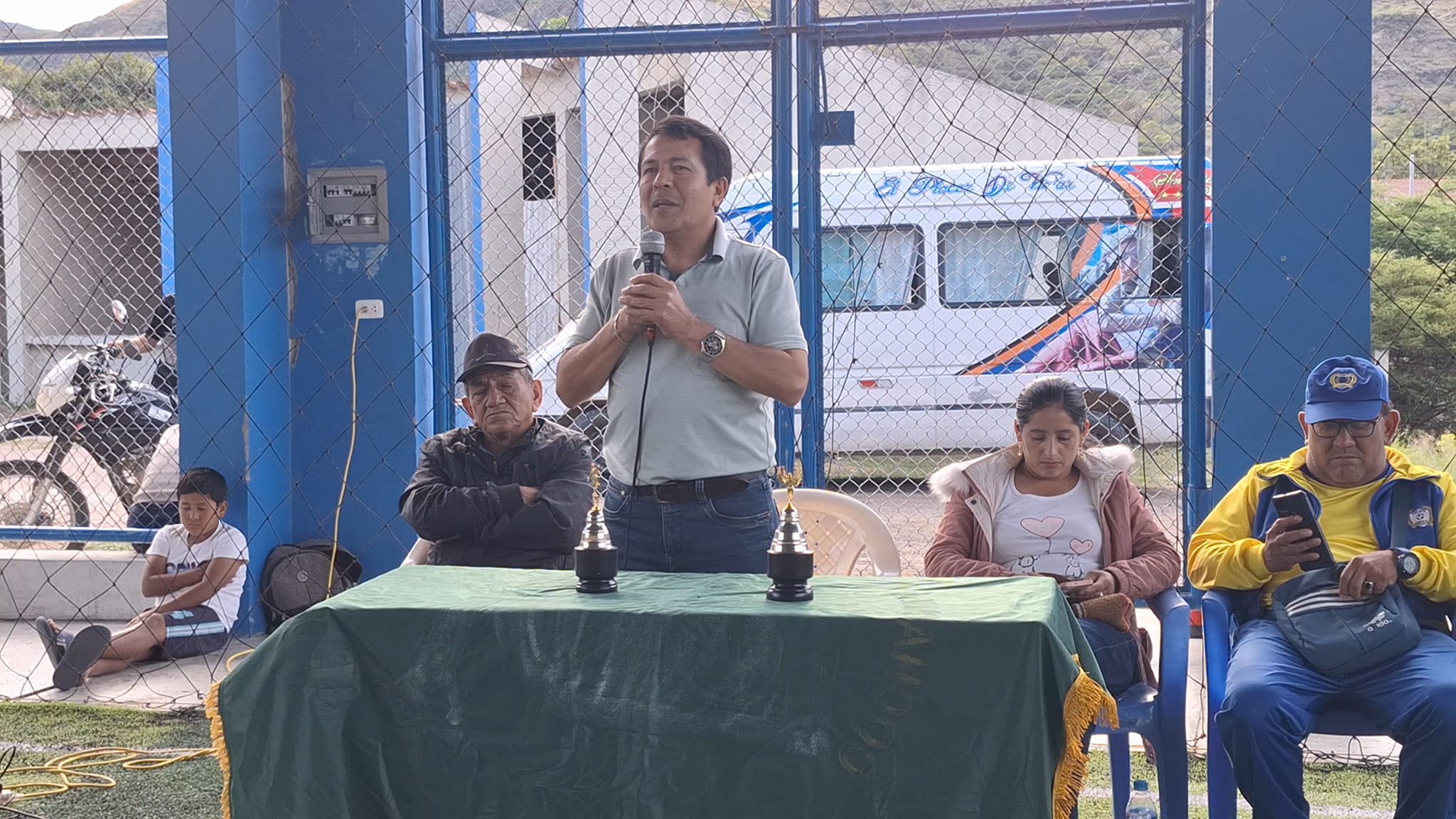Archivo JPG del alcalde inaugurando la academia de futbol municipal.