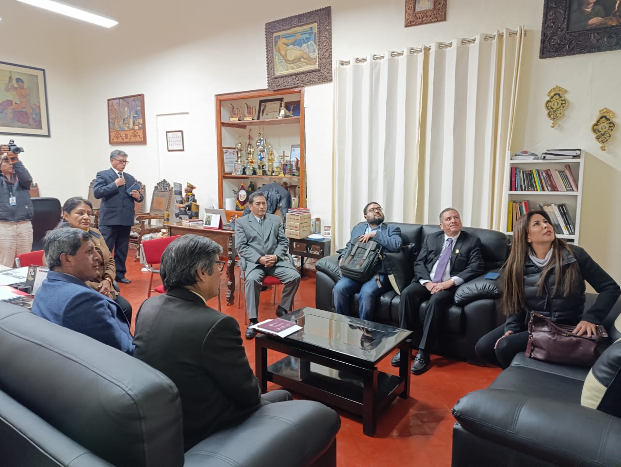 Autoridades de la universidad en reunión con los congresistas Luis Angel Aragón y Patricia Chirinos