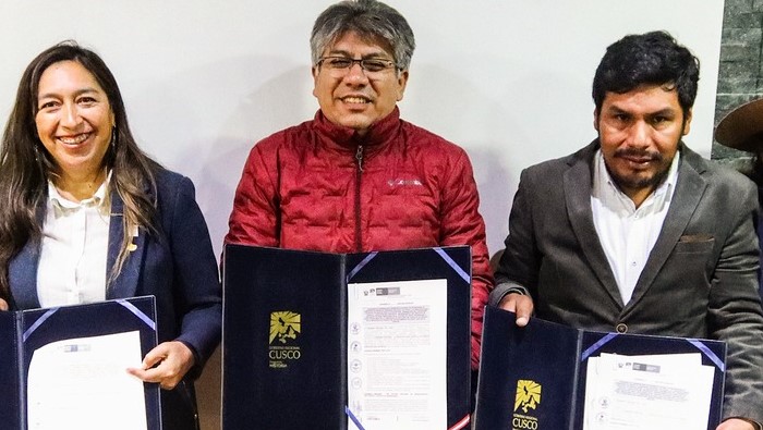 imagen de convenio con gobernador regional