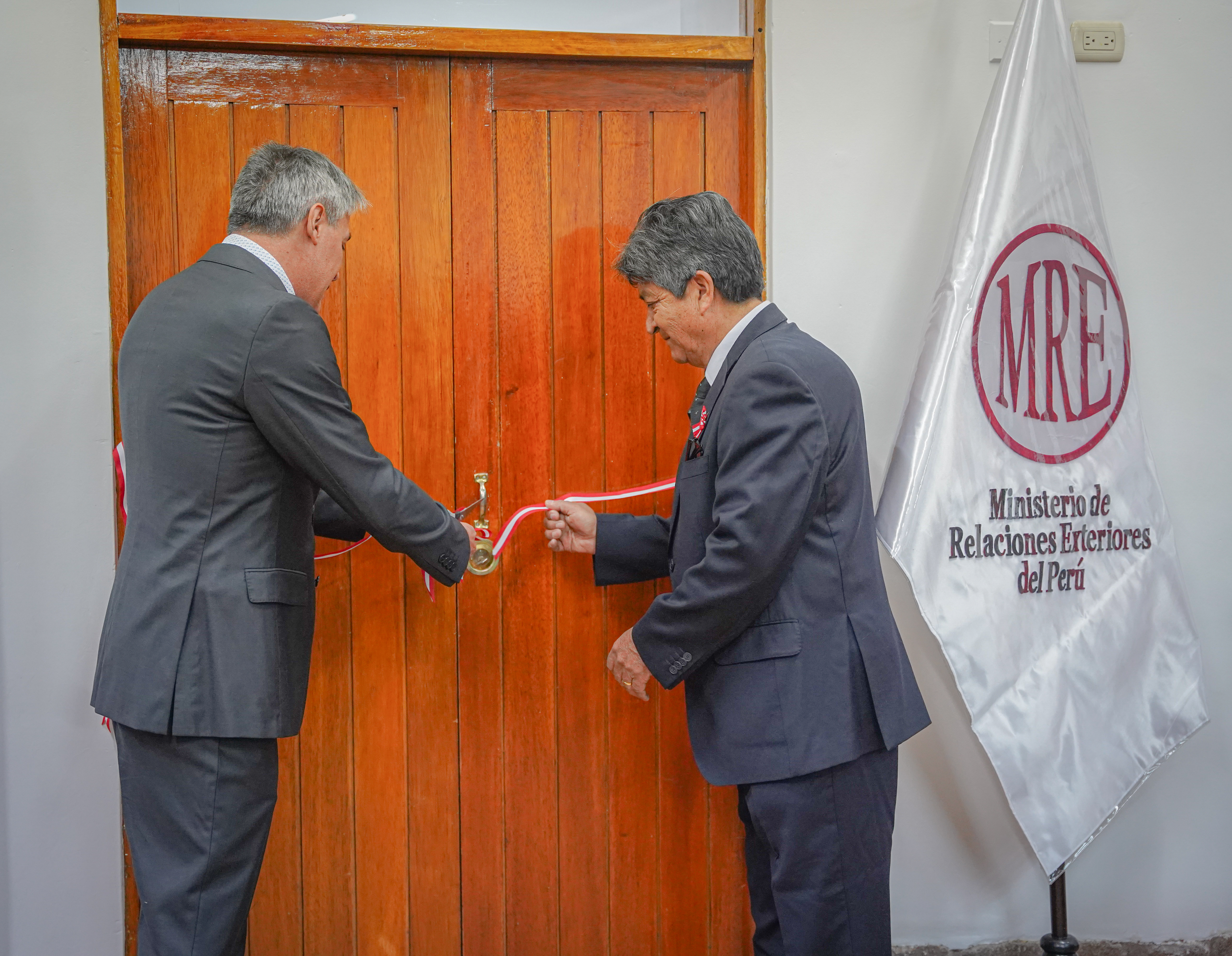 Presidenta de la Corte de Cusco participó en la exposición píctorica promovida por la ODE Ministerio de Relaciones Exteriores Cusco