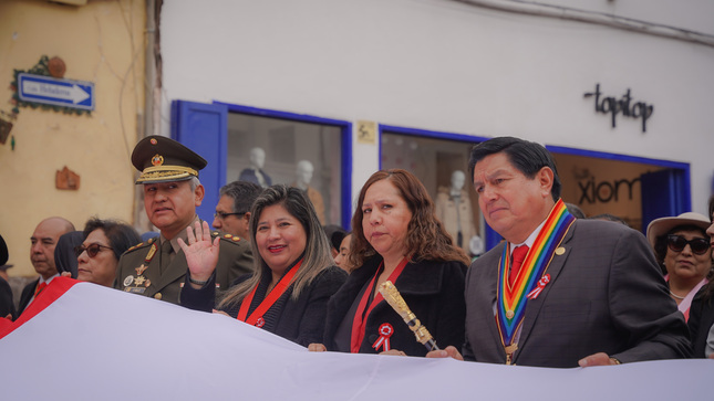 Presidenta de la Corte Superior de Justicia de Cusco participó en izamiento pleno del mes patrio