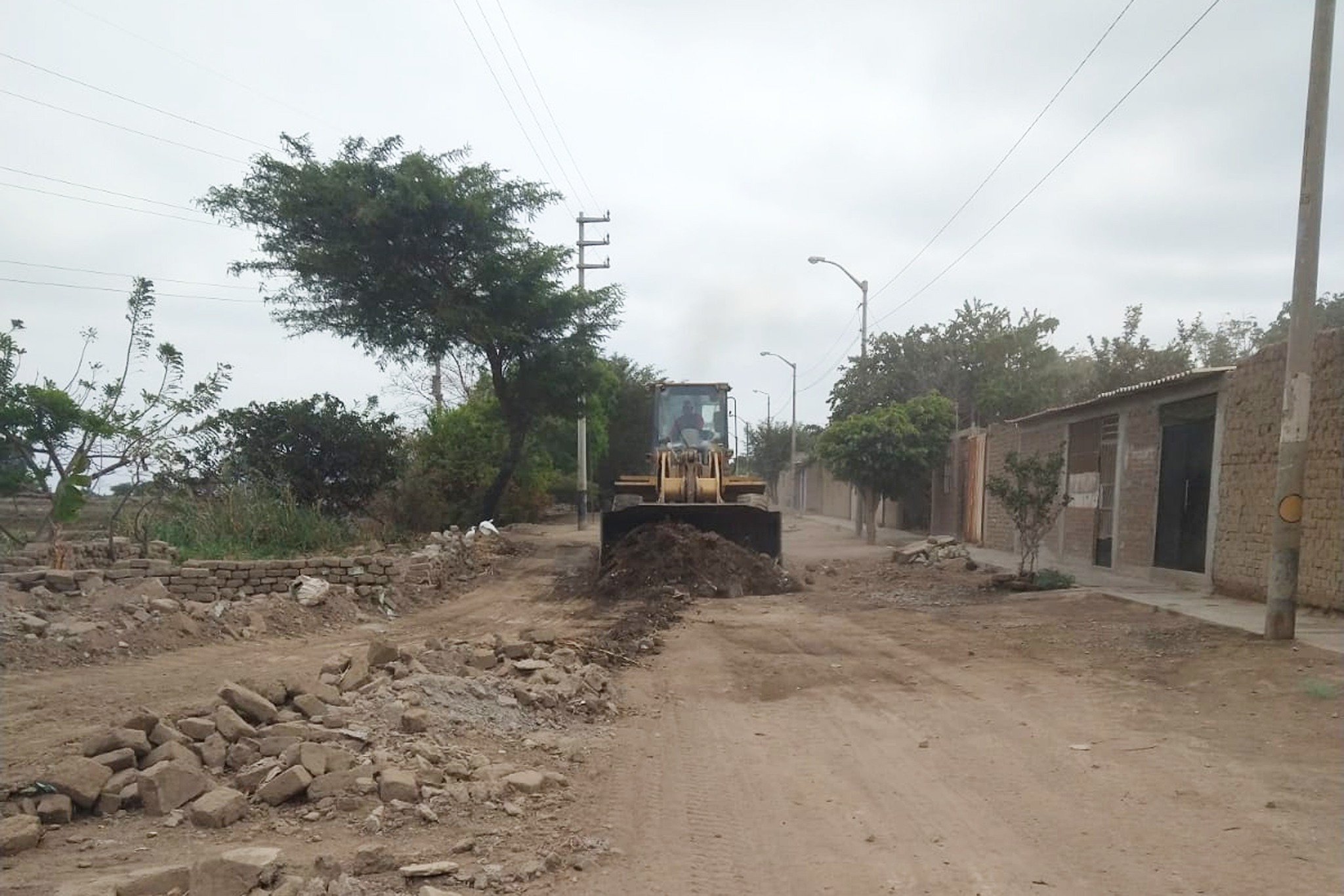 ¡continúan los trabajos con maquinaria pesada!