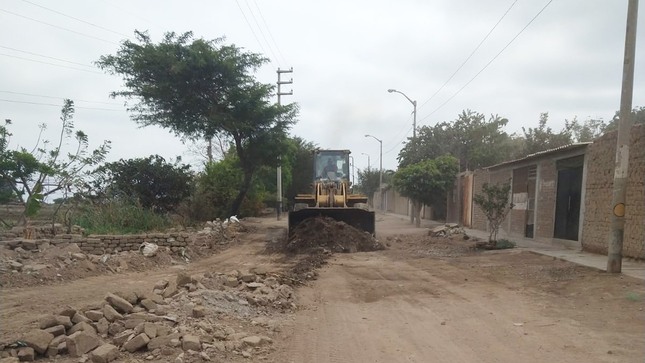¡continúan los trabajos con maquinaria pesada! 